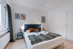 ein Schlafzimmer mit einem großen Bett mit zwei Kissen darauf in der Unterkunft Colorful apartment in the heart of Antwerp in Antwerpen