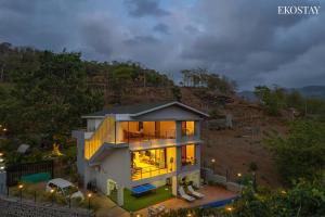 ein Haus auf einem Hügel in der Nacht in der Unterkunft EKOSTAY - Amani Villa in Khopoli + 17 Fotos