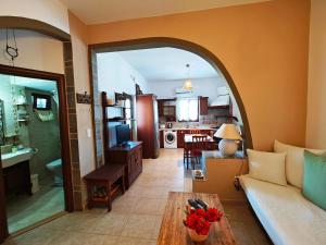 een woonkamer met een bank en een tafel bij Lindian Jewel Exclusive Apartments in Lindos