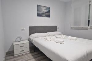 Giường trong phòng chung tại 1A114 Apto moderno en Gijón