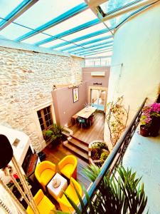 Coin salon dans l'établissement La maison du Bougainvillier 10 personnes