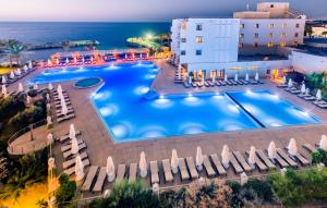 Бассейн в Vuni Palace Hotel & Casino & SPA или поблизости