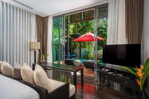 TV a/nebo společenská místnost v ubytování Ramada Resort by Wyndham Khao Lak