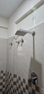 y baño con ducha y puerta de cristal. en Hotel SnV Inn en Bangalore