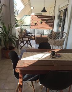 un patio con una mesa y sillas y una escalera en Deluxe Lodge, en Volos