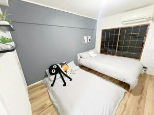 Habitación pequeña con 2 camas y ventana en 高田馬場7人可 02 en Tokio