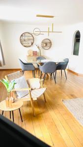 Appart Brussels Atomium&Expo في غريمبيرغين: غرفة معيشة مع كراسي وطاولة