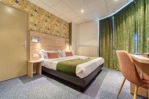a hotel room with a bed and a desk at Cit'Hotel L'ESCURIAL - Centre Gare in Metz +73 photos