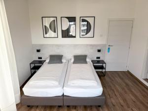 1 Schlafzimmer mit 2 Betten und 2 Nachttischen in der Unterkunft Villa Paola B&B in Nago-Torbole