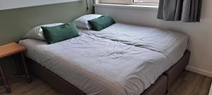 Кровать или кровати в номере 105,4 appartement 200m van strand