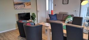 een woonkamer met een bank en een tafel bij 105,4 appartement 200m van strand in Westkapelle