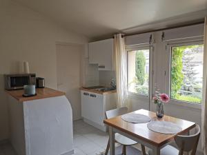a small kitchen with a table and a table and a table and a window at Résidence des Abeilles in Avignon