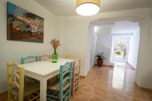 a dining room with a white table and chairs at CASA MARÍA LA ROMANA in Torres