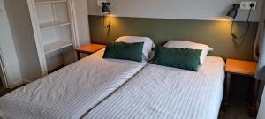 Postel nebo postele na pokoji v ubytování 105,3 appartement 200m van strand