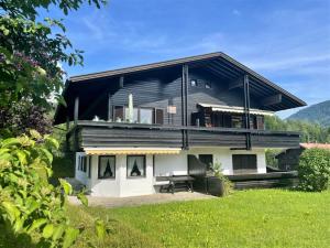 a house with a black and white at Ferienwohnung Schmankerl in Reit im Winkl