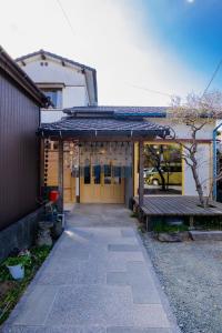 ein Gebäude mit einer Bank davor in der Unterkunft Yanagawa Guest House Horiwari in Yanagawa