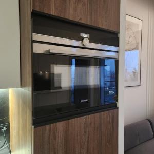 Kuchyňa alebo kuchynka v ubytovaní Luksusowy Apartament Bliska Wola SABA