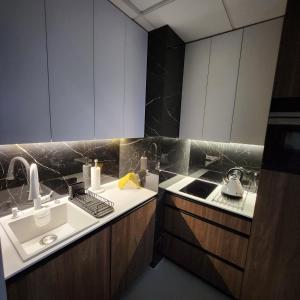 Kuchyňa alebo kuchynka v ubytovaní Luksusowy Apartament Bliska Wola SABA