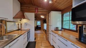 Köök või kööginurk majutusasutuses Hirsimökki kansallispuistossa