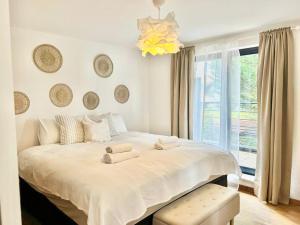 um quarto com uma grande cama branca e uma janela em Appart Brussels Atomium&Expo em Grimbergen