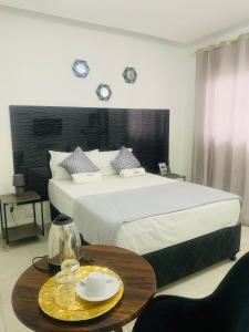 una habitación de hotel con una cama grande y una mesa en 40 40 Accommodation, en Matola