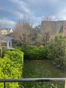 Blick auf einen Garten mit Bäumen und Sträuchern in der Unterkunft Appartement cosy in Le Perreux-sur-Marne + 6 Fotos