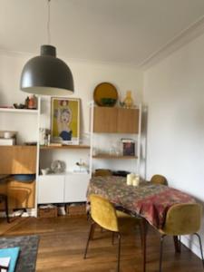 ein Esszimmer mit Tisch und Stühlen in der Unterkunft Appartement cosy in Le Perreux-sur-Marne