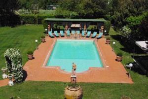 een zwembad met een groep mensen er omheen bij Villa Bottaio in Foiano della Chiana