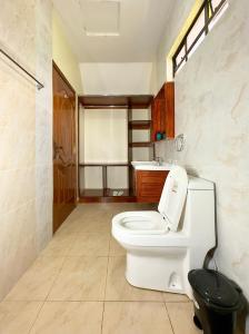 馬賽馬拉的住宿－OLORIEN MARA CAMP，一间带卫生间和水槽的浴室