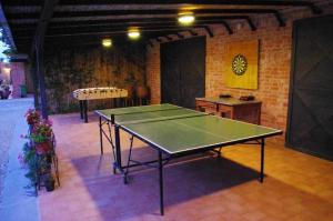 een tafeltennistafel in een kamer met een tafeltennisbal bij Villa Bottaio in Foiano della Chiana