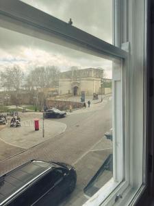 een raam met uitzicht op een gebouw bij Castle View, 96 Friar Lane in Nottingham