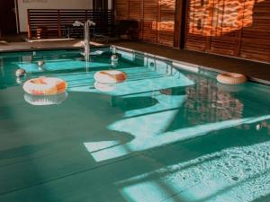 a swimming pool with a swimming poolvisor at Pullman Toulouse Airport in Blagnac