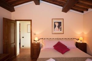 um quarto com uma cama com duas mesas de cabeceira e dois candeeiros em Lungagnana Apartment Cielo em Nebbiano