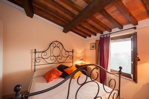 um quarto com uma cama e uma janela em Lungagnana Apartment Cielo em Nebbiano