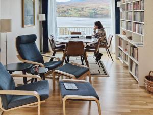 una mujer sentada en una mesa en una biblioteca en 4 person holiday home in Tennevoll, en Tennevoll