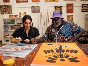 een man en een vrouw aan een tafel bij Mercure Kakadu Crocodile in Jabiru