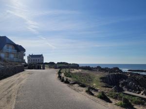 une maison sur le côté d'une route à côté de l'océan dans l'établissement Le Verdi - Les Gîtes de la Côte d'Amour, au Croisic