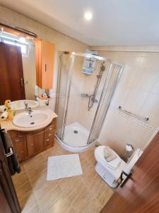Ένα μπάνιο στο Casa Torbit, Apartment in Arco da Calheta