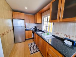 Η κουζίνα ή μικρή κουζίνα στο Casa Torbit, Apartment in Arco da Calheta +12 φωτογραφίες