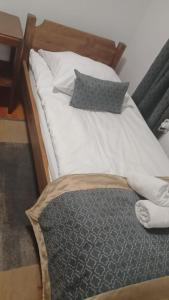 Säng eller sängar i ett rum på Zamek Bożejów