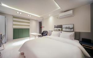 Rúm í herbergi á Cheese Hotel Seomyeon