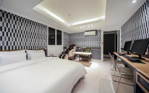 Postel nebo postele na pokoji v ubytování Cheese Hotel Seomyeon