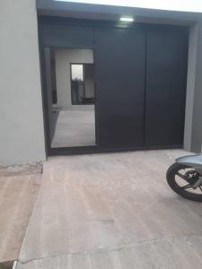a room with a mirror and a chair in it at Recanto Shalom 3 dormitórios in São Carlos
