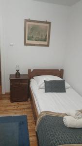 Ein Bett oder Betten in einem Zimmer der Unterkunft Zamek Bożejów