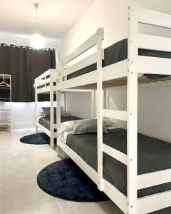 1 Schlafzimmer mit 2 Etagenbetten in einem Zimmer in der Unterkunft Casa Bandi in Madrid