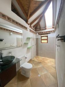 萊瓦鎮的住宿－TerraZen Cabaña Privada，一间带卫生间和水槽的浴室