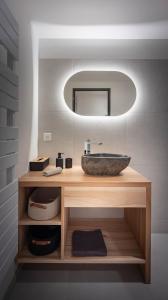 y baño con lavabo y espejo. en Au Grès Des Vosges - 01, en Granges-sur-Vologne