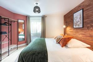 1 dormitorio con 1 cama grande y cabecero de madera en Au Grès Des Vosges - 01, en Granges-sur-Vologne
