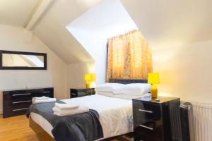 um quarto com uma cama grande e uma janela em Rare London 6bedroom House em South Norwood