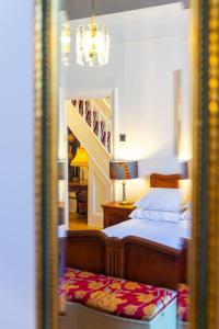 um quarto com uma cama e uma escada em Rare London 6bedroom House em South Norwood